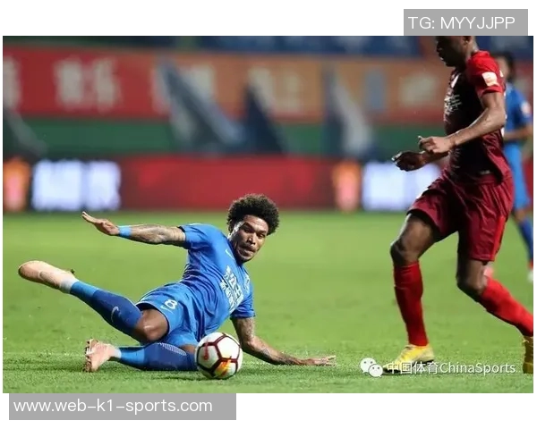 上海上港与权健激战正酣双方全力争夺中超联赛重要积分